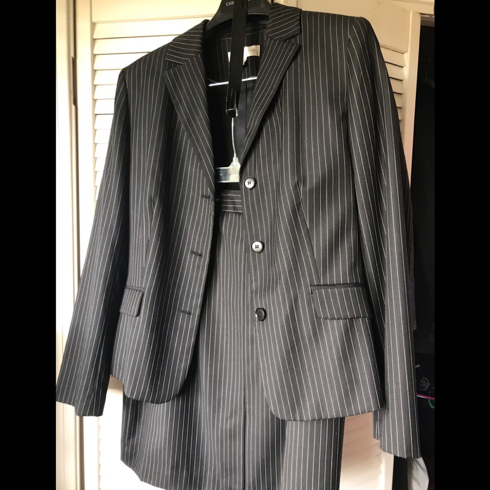 Women’s 3 pc Suit, blazer, skirt, and pants